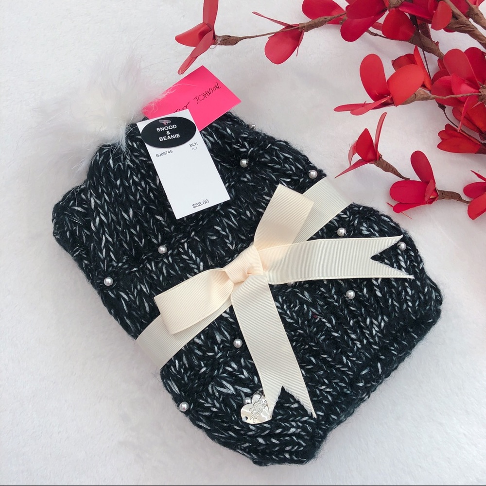 BETSEY JOHNSON Snood & Beanie Holiday Gift Set